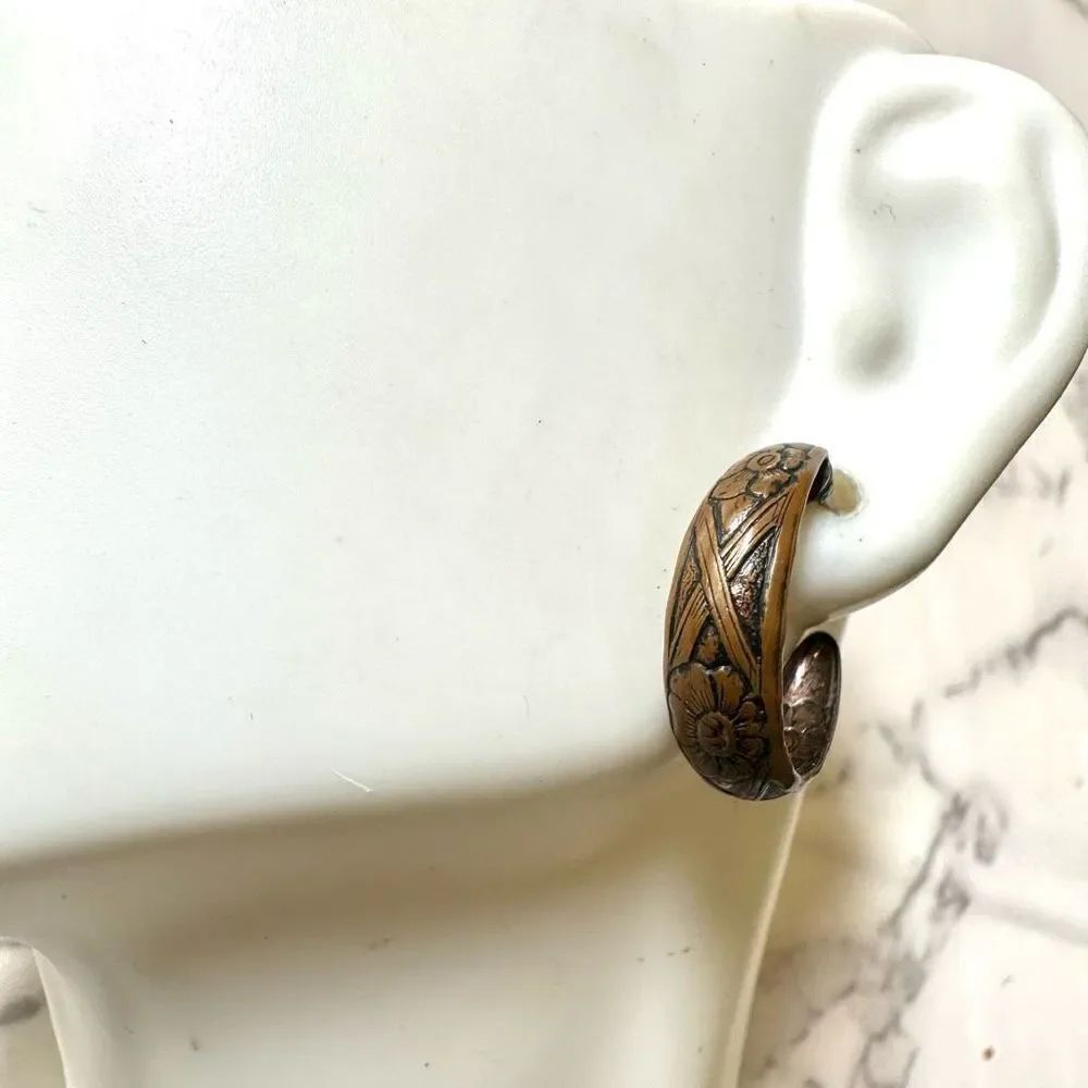 Copper tone small hoop
Earrings